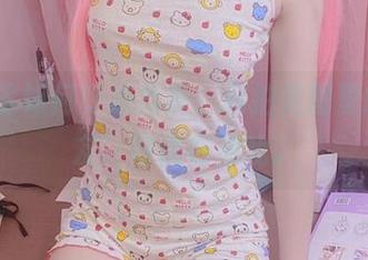 看AT鲨如何变换角度，私拍美图里的“女友”好像在演戏。