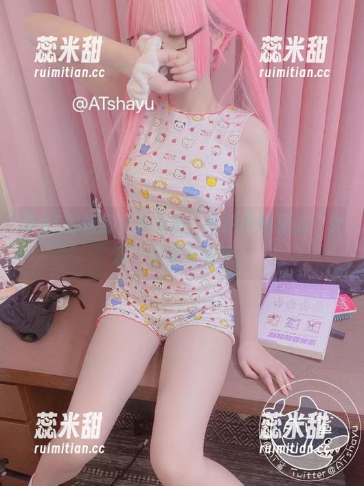 AT鲨 看AT鲨如何变换角度,私拍美图里的“女友”好像在演戏。