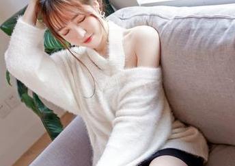 Feilin嗲囡囡 – 就是阿朱啊在禆服中出镜，结果变成自己风格的滑稽写真。图片不说也难掩内心疑惑。