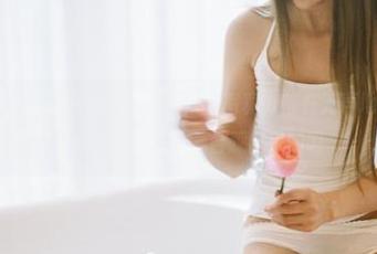 GIRLT果团网 – 每一张丁晓楠的天台写真，都在无声地诉说着，否则我会以为她是从舞台踩出来的呢。