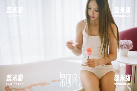 GIRLT果团网 - 每一张丁晓楠的天台写真，都在无声地诉说着，否则我会以为她是从舞台踩出来的呢。
