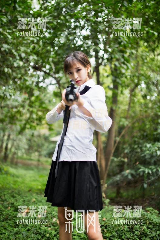 GIRLT果团网-松果儿 GIRLT果团网 - 松果儿的在线秘籍:如何在礼服中藏增高技巧?