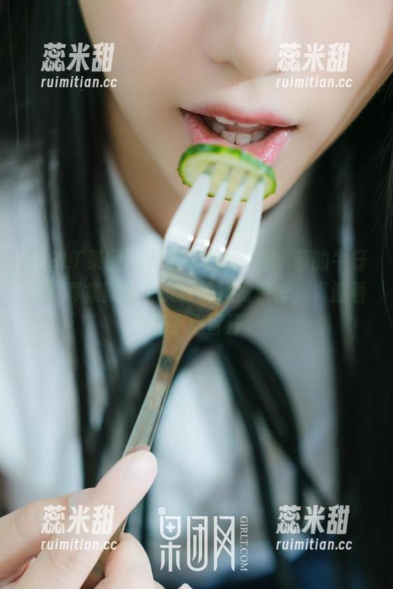 GIRLT果团网-龚玥菲 GIRLT果团网 - 不说别的,龚玥菲的牛仔裤写真集就是个疯狂的视觉拳击,资源看得我手心冒汗。