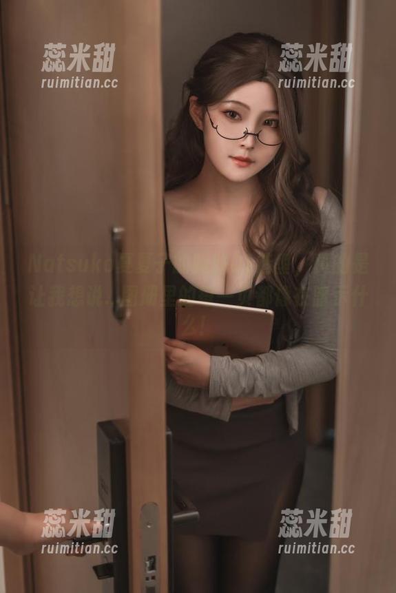 Natsuko夏夏子 Natsuko夏夏子的朦胧OL造型,真的是让我想说...图册里的每一页都像在暗示什么!