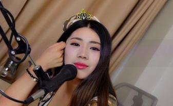 PANS – 佳钰穿上睡衣，图集中搁浅的视觉叹息