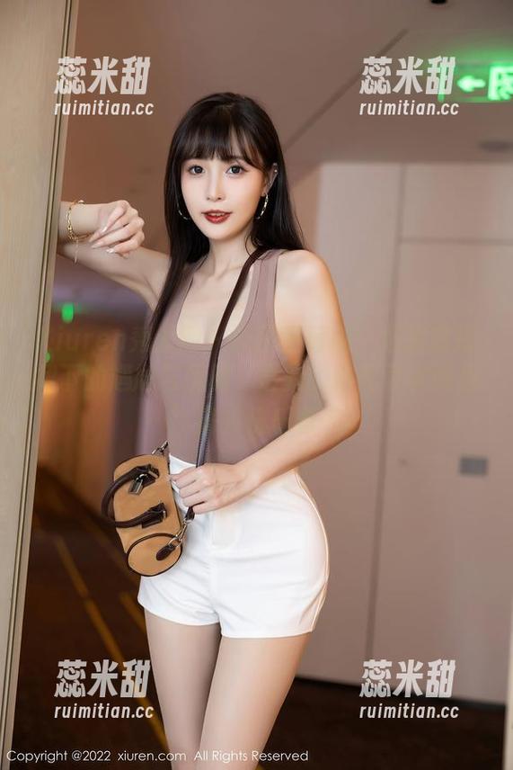 Xiuren秀人网-蛋蛋宝 Xiuren秀人网 - 原图不藏私:蛋蛋宝短裙下的尴尬与优雅,最新的搭配可以说是…”痛并快乐着“。