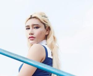YouWu尤物馆 – 在线图集：FoxYini孟狐狸清纯，却透着一丝不易察觉的复杂