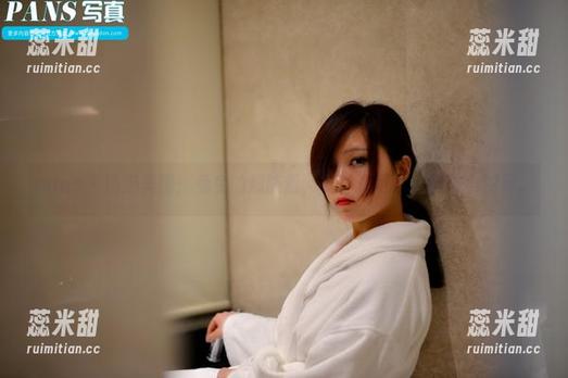 pans - 精选美图：兔兔的超能量，女神许可下的调皮小瞬间。