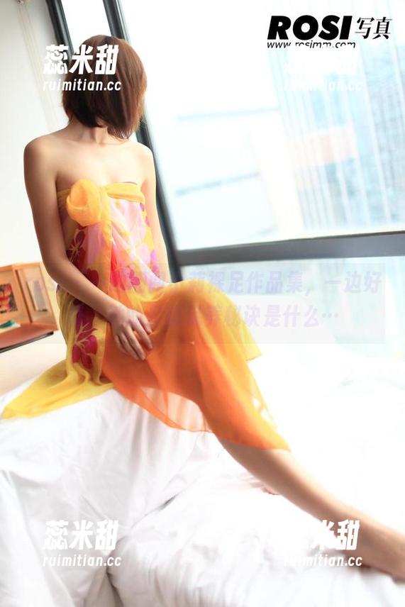 rosi-小莉 rosi - 一边翻阅小莉裸足作品集,一边好奇,她的足部保养秘诀是什么…