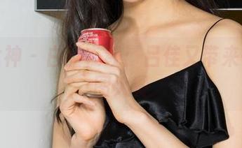 克拉女神 – 白丝在线：吕佳又带来一盘美图大餐