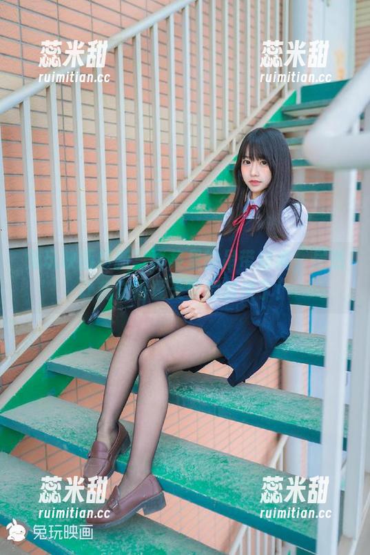 兔玩映画最新写真集里的吊带短裤，居然让我觉得夏天要提前来了！