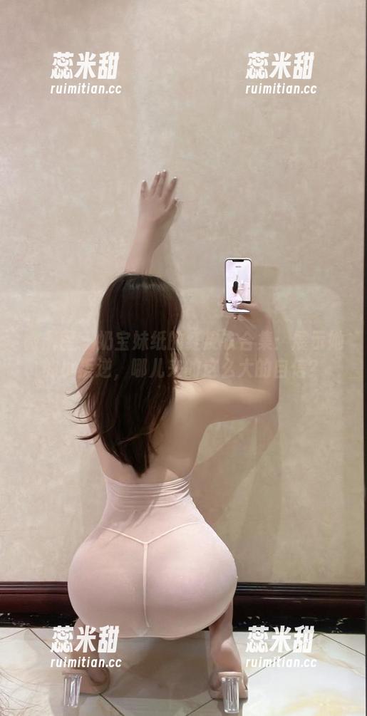 奶宝妹纸 微密圈 - 奶宝妹纸的红皮衣合集:展示她的小叛逆,哪儿来的这么大的自信?
