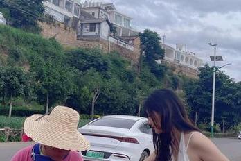 微密圈 – 最新写真：又是“就是阿朱啊”的秀，实在不知道是欣赏她还是羡慕她的女友角色。