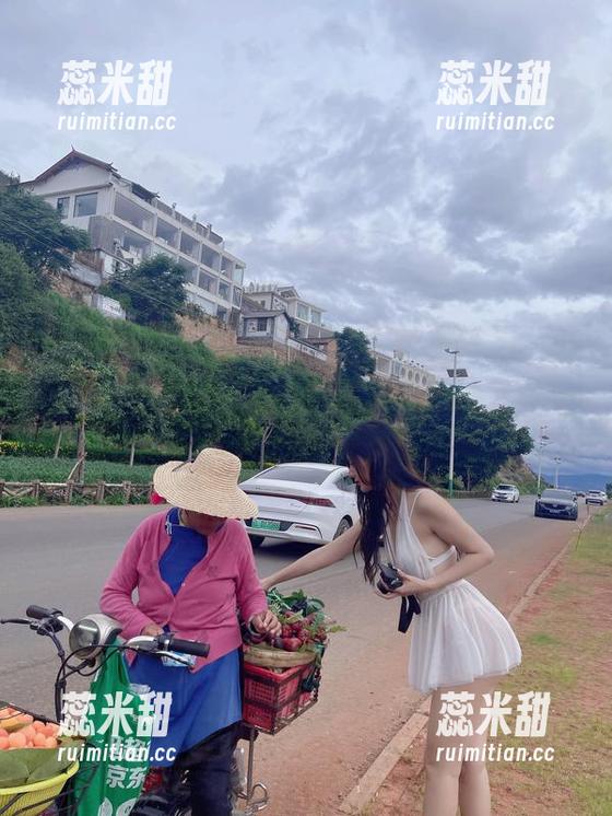 就是阿朱啊 微密圈 - 最新写真:又是“就是阿朱啊”的秀,实在不知道是欣赏她还是羡慕她的女友角色。