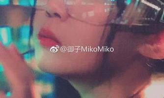 这里是原图，御子Yumiko和服的神奇瞬间，穿着优雅的同时，背后那墙好像也跟着“入境了”。