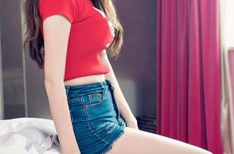 推女神 – 纯白背景下的Lee小棠，照片里的她像是走错了时空的仙女，稍微有点不真实喔。