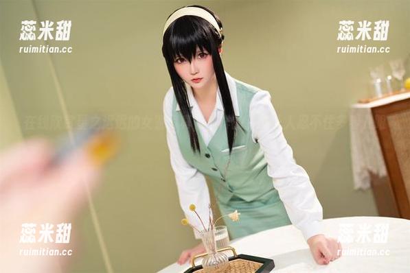 星之迟迟 在线欣赏星之迟迟的女警写真,这样的制服让人忍不住多看几眼!