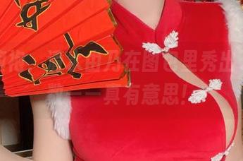 穿上旗袍，清水由乃在图包里秀出了新招数——真有意思！