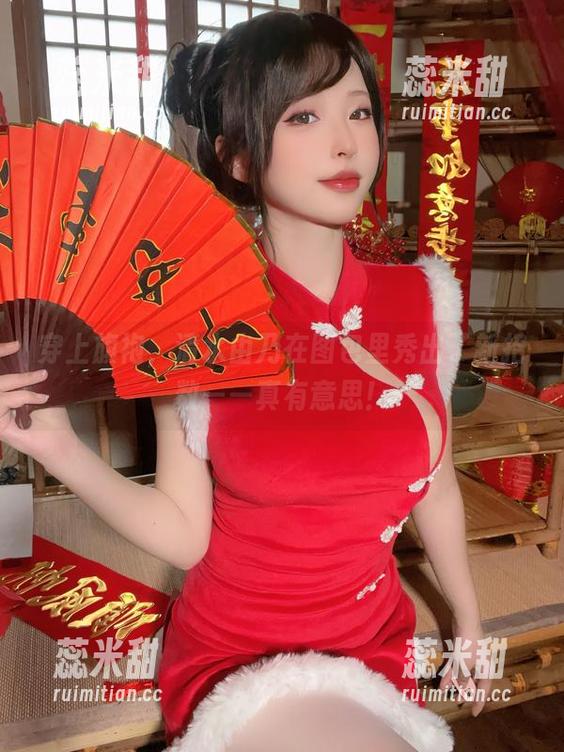 穿上旗袍，清水由乃在图包里秀出了新招数——真有意思！