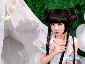 还记得爆机少女喵小吉的私房黑丝吗？瞧她的鞋子！