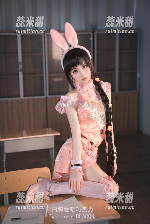 注意！白莉爱吃巧克力的私拍又来了，这是人形电脑天使心，小叽到底在想啥？