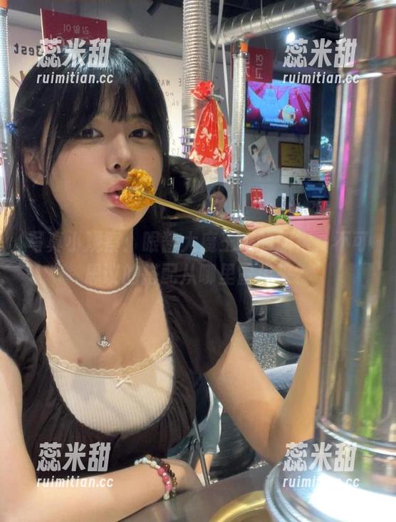 眼酱大魔王w 写真小观察:眼酱大魔王w的旗袍,不可思议的搭配从哪里冒出来?