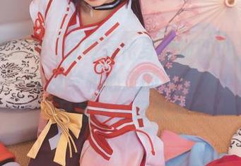 图片里的神楽坂真冬化身啦啦队少女，这绝对是一种视觉和心灵的双重冲击…或者只是我在想太多