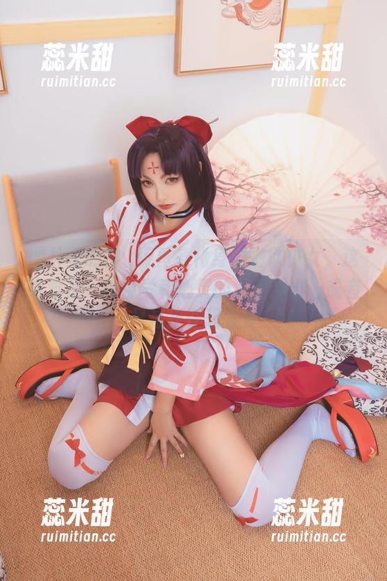 图片里的神楽坂真冬化身啦啦队少女，这绝对是一种视觉和心灵的双重冲击…或者只是我在想太多