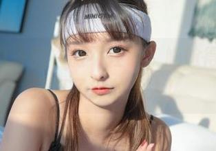 神楽坂真冬的礼服不在线，尴尬得像被北风打了脸的雪人！
