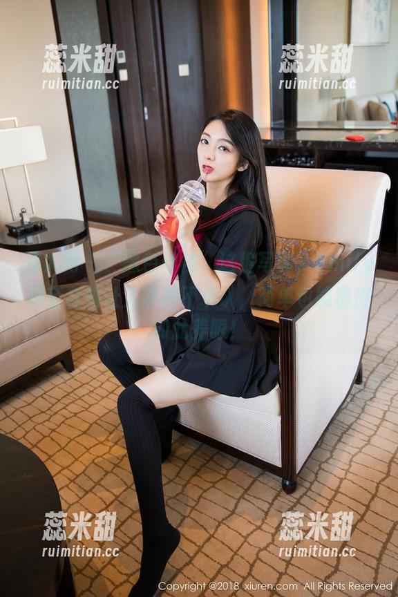 秀人网 - “黑色丝袜”这组写真，Emily顾奈奈酱让人不得不承认，简单也能搞得如此养眼！