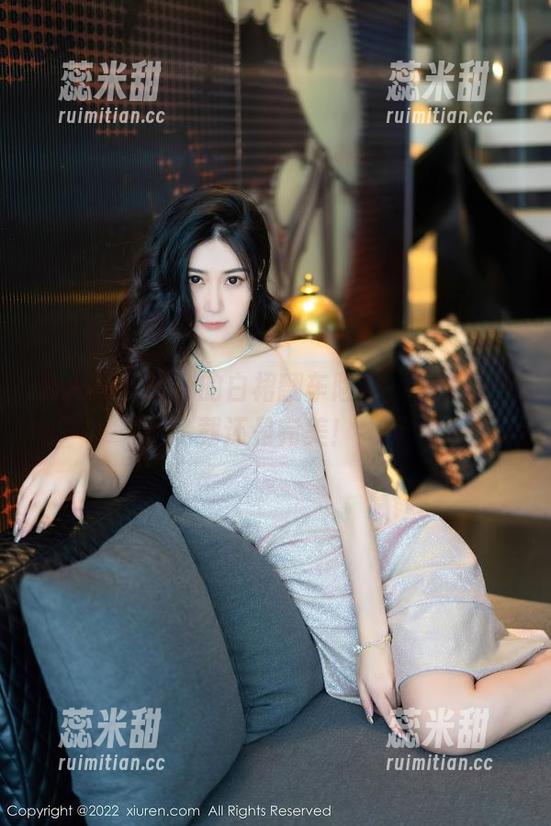 秀人网-阿汁 秀人网 - 阿汁的白裙翻车险些,但美图下载还是完美!
