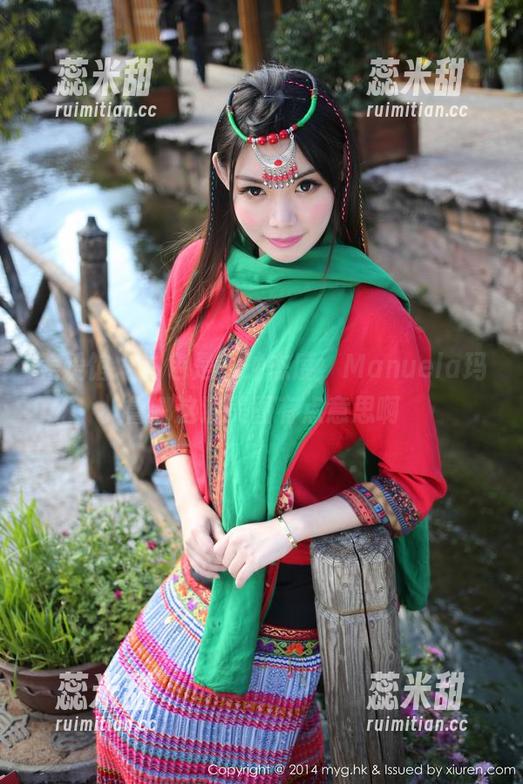 美媛馆 - 白色是一种态度，Manuela玛鲁娜这波美图有点意思啊