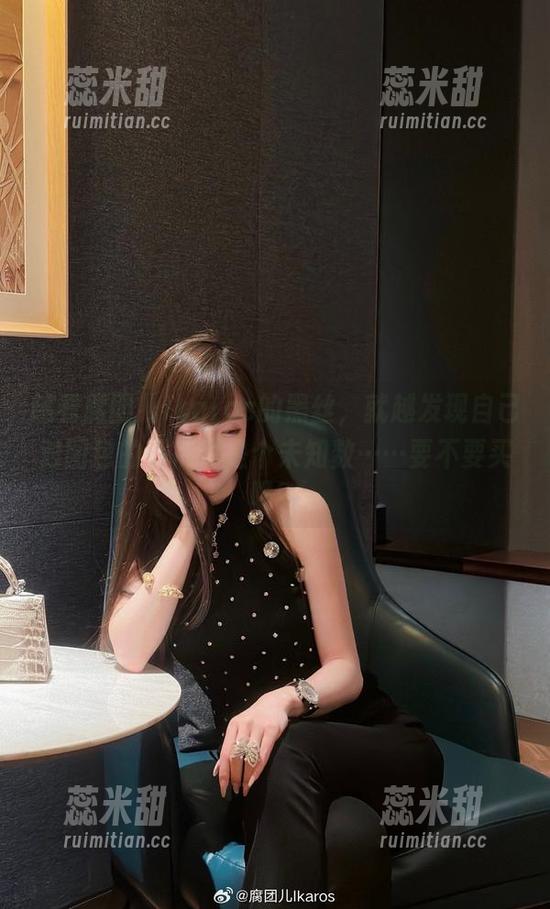 越看腐团儿Ikaros的黑丝，就越发现自己对图包的期待也是个未知数……要不要买呢？