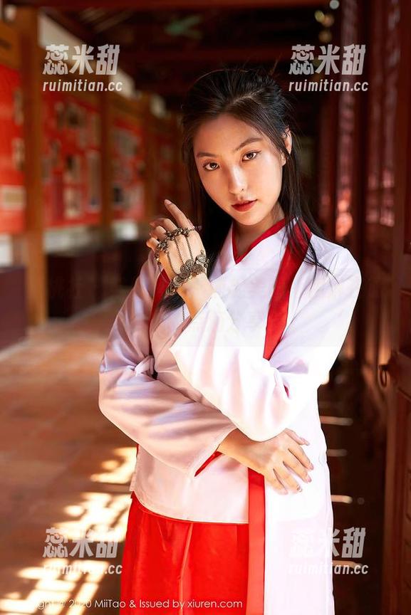 蜜桃社-伊琳 蜜桃社 - 穿越风景,捕捉美图:伊琳在旅拍中的点滴分享!