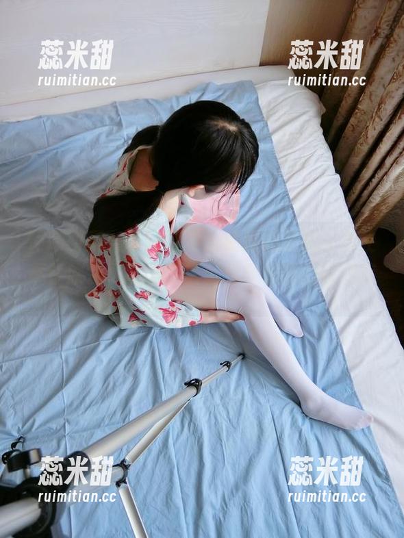 西尔酱 环顾四周,唯独西尔酱的丝袜壁纸让我止不住欣赏,原图里蕴藏着些细折的情愫呢。