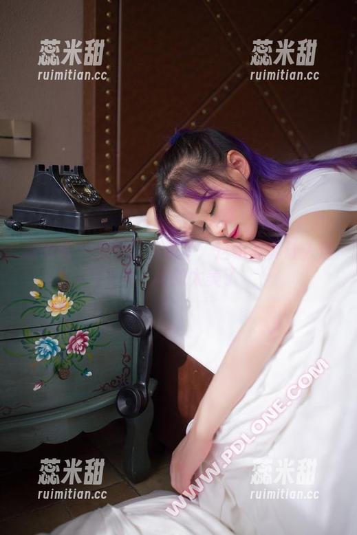 轰趴猫 - 兰蔻的泳池梦：这组写真让人迷失，真的太美了