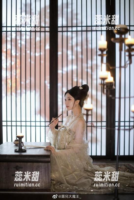 露儿大魔王 露儿大魔王或许打算把我们都禁锢在这橡木匣里,顺便无圣光走一波。图包是几斤几两?