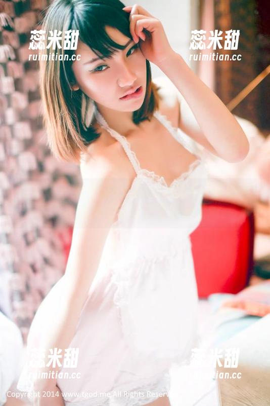 青豆客 - 被梦娜Vanessa的牛仔裤吸引住了！高清细节让你我目光游离。