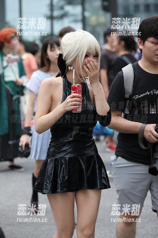魔镜街拍 黑丝迷局:在魔镜街拍的美女合集里,巴黎世家的这些图片让我想起了那件有趣的事...